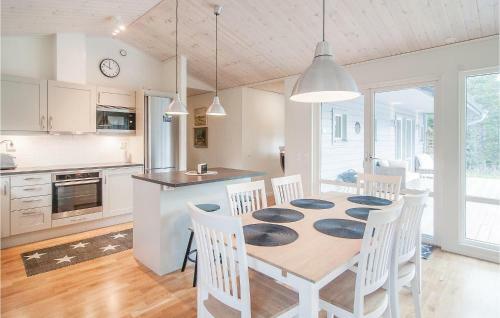 Three-bedroom Holiday Home In Larbro