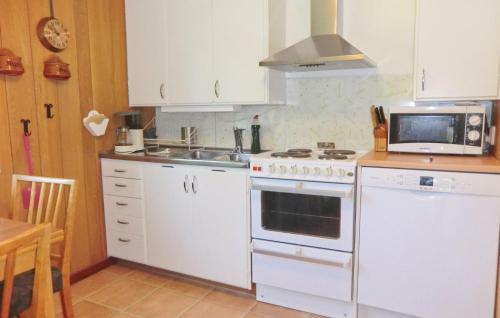 Two-bedroom Holiday Home In Morbylanga