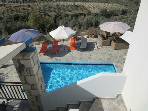 Cozy Villa In Agia Triada With Pool And Deckchair
