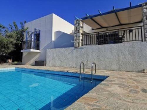 Cozy Villa In Agia Triada With Pool And Deckchair