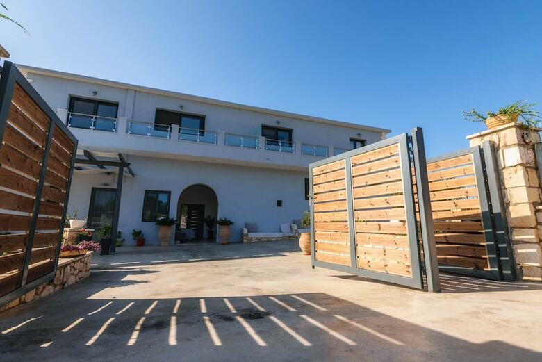 Alonaki Apartments