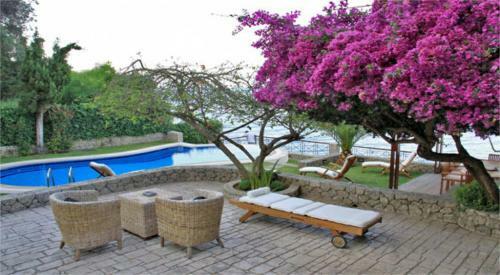 Beachfront Villa Benele