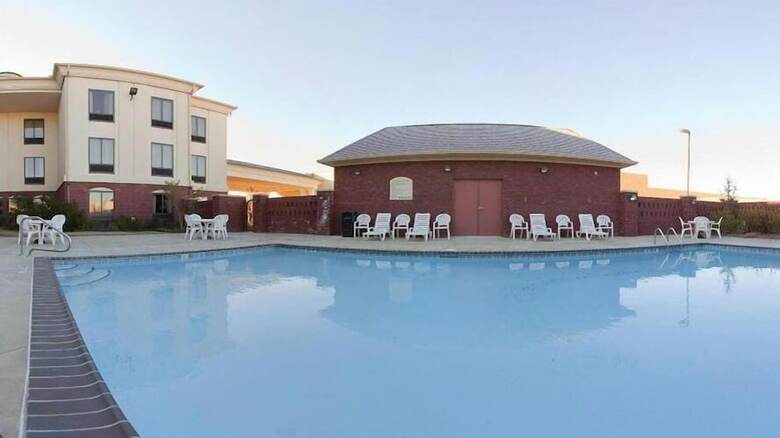 Holiday Inn Express Hotel & Suites Pine Bluff/pines Mall