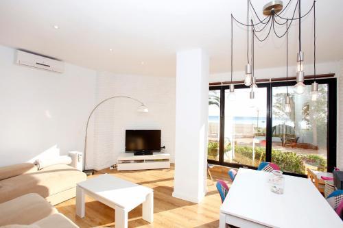 Beachfront Prime Holidays Apartment Bah�a Dej�vea