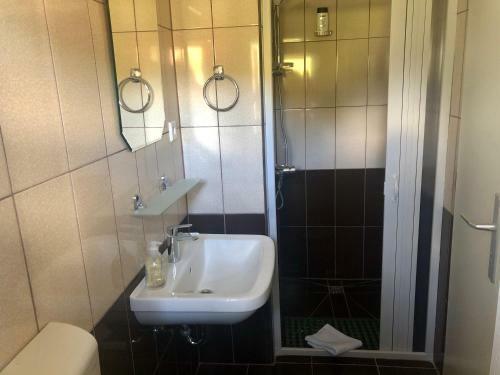 Hostal Pension Rote Rosen
