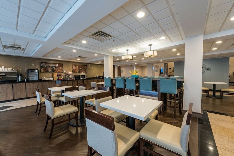 Hotel Wingate By Wyndham Schaumburg / Convention Center