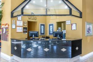 Hotel Clarion Inn & Suites