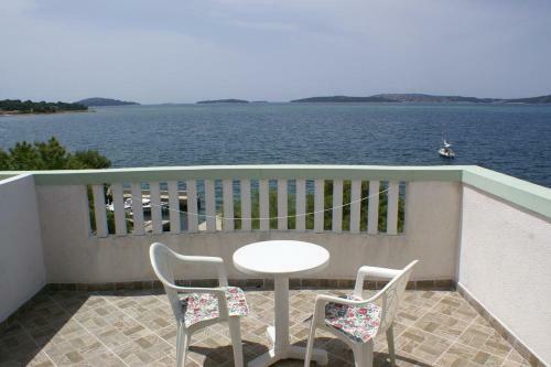 Apartment Brodarica 4195b