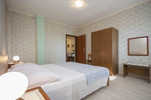 Apartment Brodarica 5736a