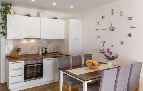 Three-bedroom Apartment In Zagvozd
