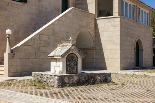 Villa Roglic With Pool In Dalmatian Hinterland