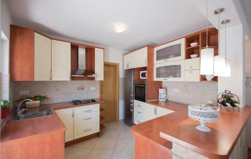 Four-bedroom Holiday Home In Zmijavci