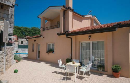 Four-bedroom Holiday Home In Zmijavci