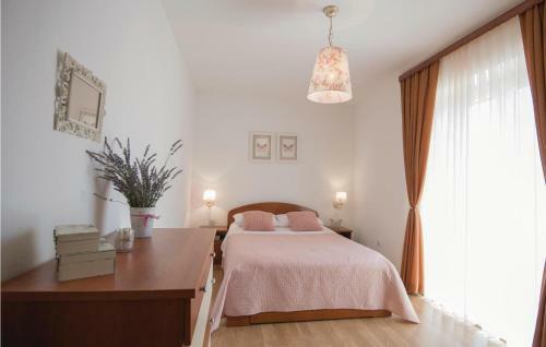 Four-bedroom Holiday Home In Zmijavci