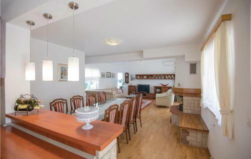 Four-bedroom Holiday Home In Zmijavci