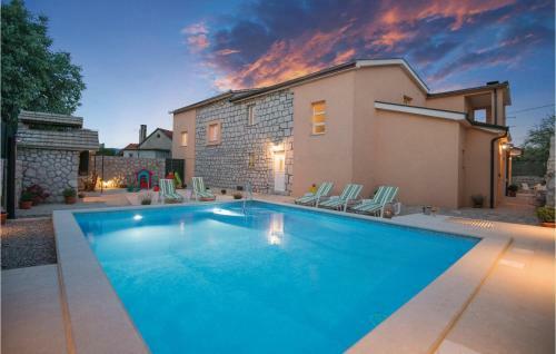 Four-bedroom Holiday Home In Zmijavci