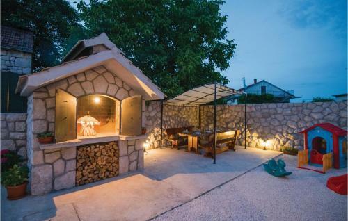 Four-bedroom Holiday Home In Zmijavci