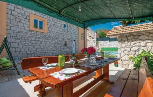 Four-bedroom Holiday Home In Zmijavci