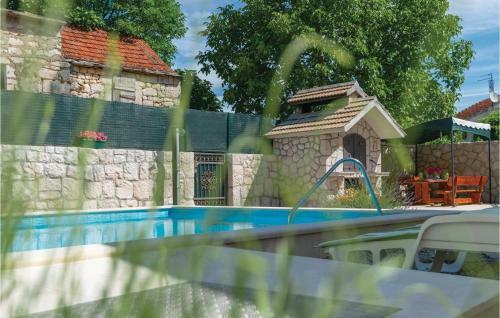 Four-bedroom Holiday Home In Zmijavci