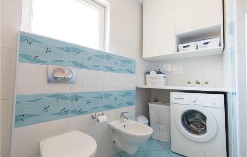 Four-bedroom Holiday Home In Zmijavci