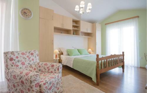 Four-bedroom Holiday Home In Zmijavci