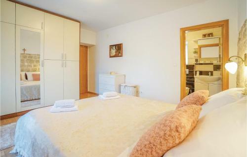 Four-bedroom Holiday Home In Zmijavci