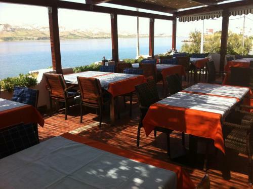Hostal Quadruple Room Metajna 3305m