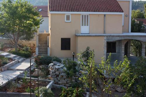 Apartments By The Sea Stomorska (Solta) - 778