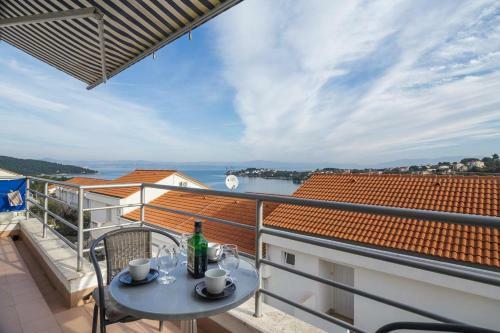 Apartments With A Parking Space Necujam (solta) - 5178