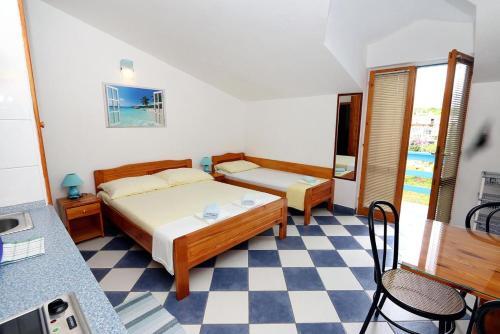 Apartments By The Sea Sucuraj (Hvar) - 3589