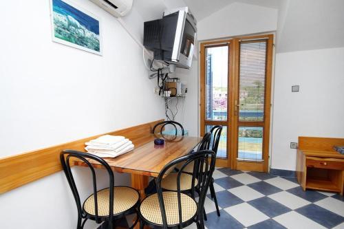 Apartments By The Sea Sucuraj (Hvar) - 3589