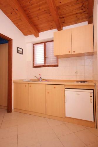 Apartments By The Sea Sutomiscica (Ugljan) - 912
