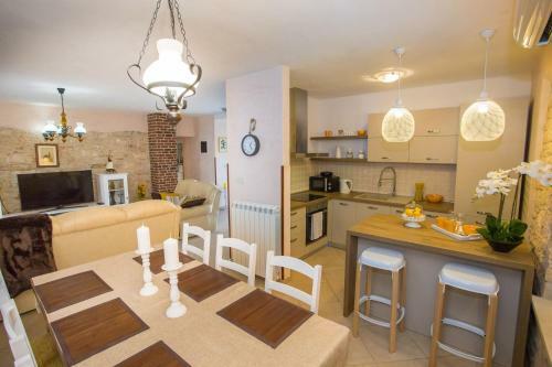 Villa Leon, Wonderful Family Apartment With Pool