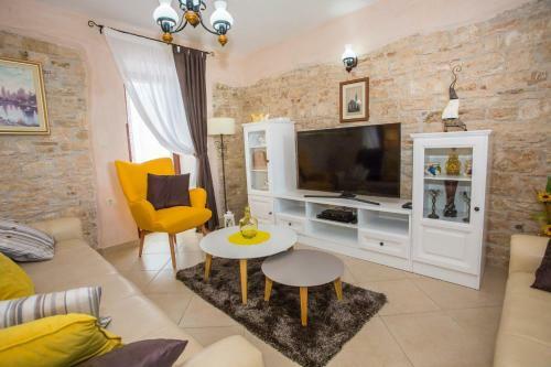 Villa Leon, Wonderful Family Apartment With Pool