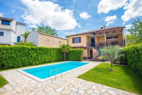 Villa Leon, Wonderful Family Apartment With Pool
