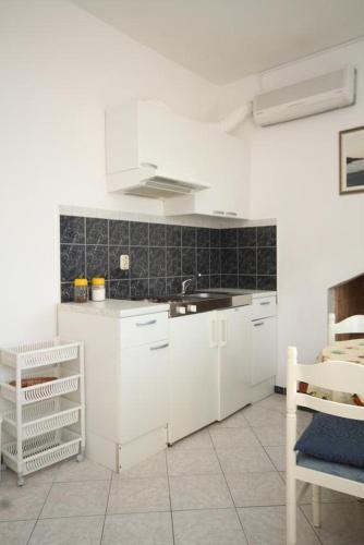 Apartments By The Sea Ubli (Lastovo) - 8355