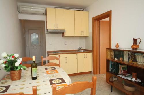 Apartments By The Sea Ubli (Lastovo) - 8355