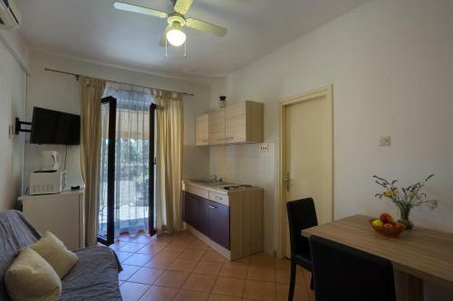 Apartments With A Parking Space Ugljan - 8241