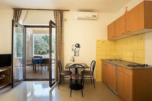 Apartments With A Parking Space Ugljan - 8241