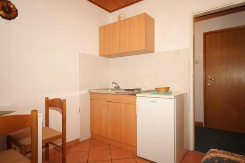 Apartments With A Parking Space Ugljan - 8241