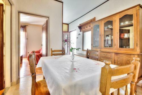 Hostal Lovri? House With Apartments