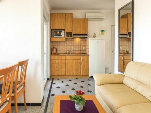 One-bedroom Apartment Makarska With Sea View 04