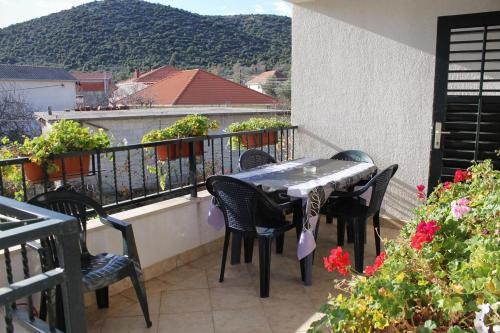 Family Friendly Seaside Apartments Vinisce (Trogir) - 5946