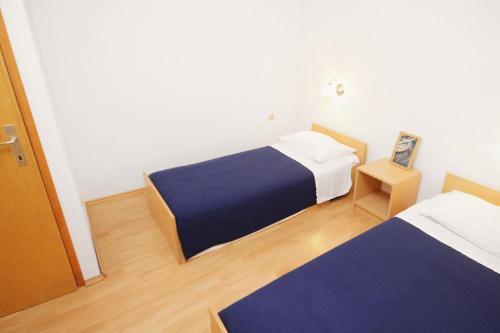 Family Friendly Seaside Apartments Vinisce (Trogir) - 5946
