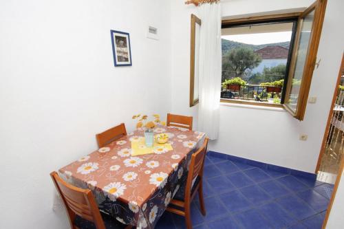 Family Friendly Seaside Apartments Vinisce (Trogir) - 5946