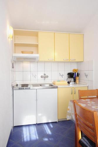 Family Friendly Seaside Apartments Vinisce (Trogir) - 5946