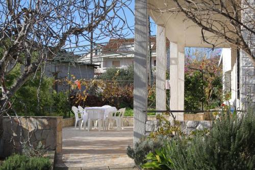 Family Friendly Seaside Apartments Vinisce (Trogir) - 5946
