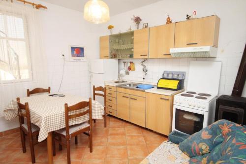 Family Friendly Seaside Apartments Vinisce (Trogir) - 5946