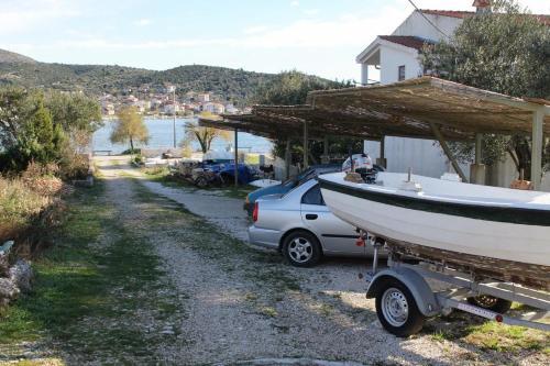 Family Friendly Seaside Apartments Vinisce (Trogir) - 5946