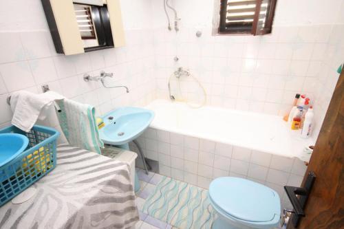 Family Friendly Seaside Apartments Vinisce (Trogir) - 5946